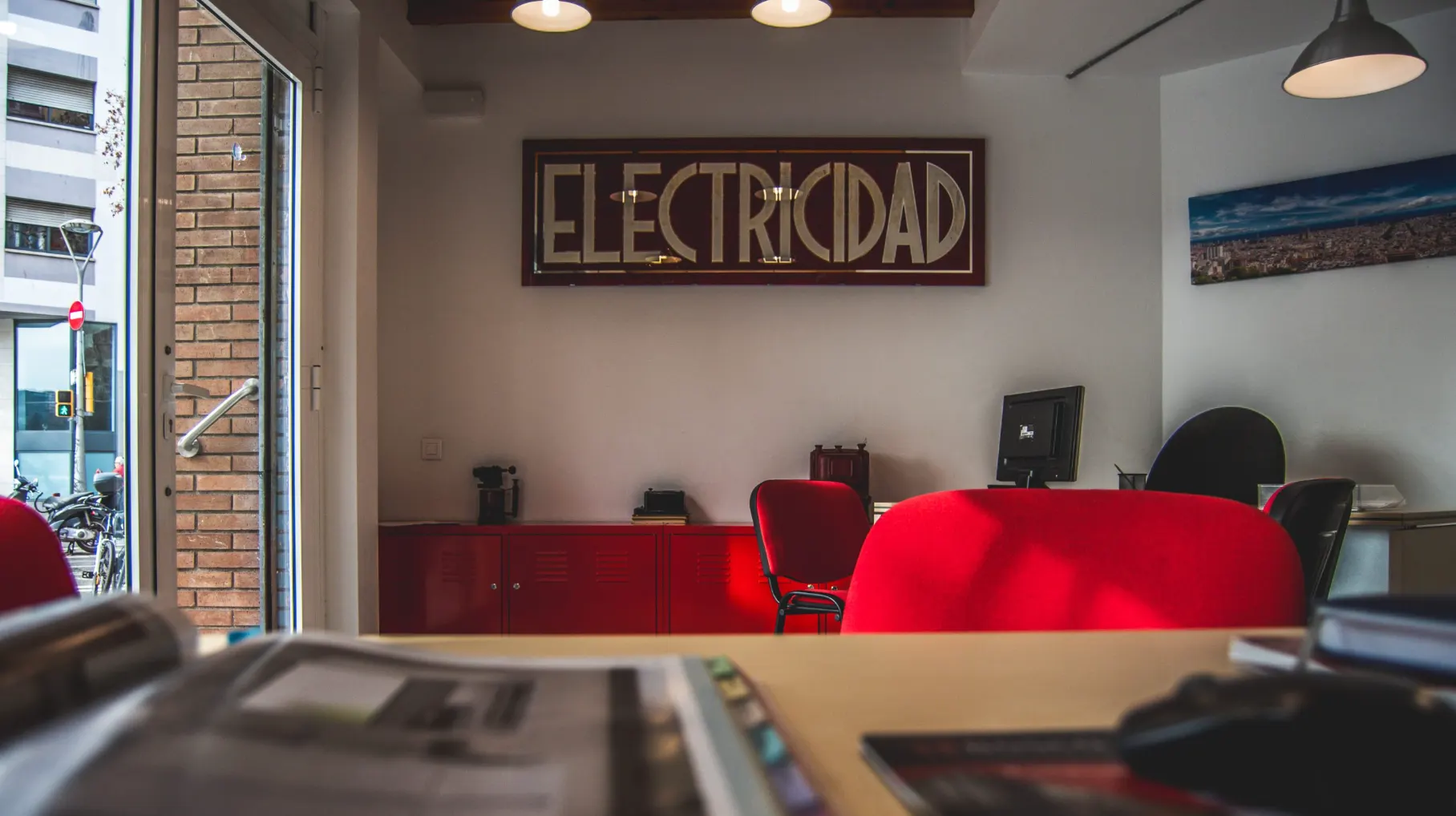 Interior de la botiga de Roger Menescal Electricitat al Carrer Casp de Barcelona, amb el rètol històric d'Electricidad