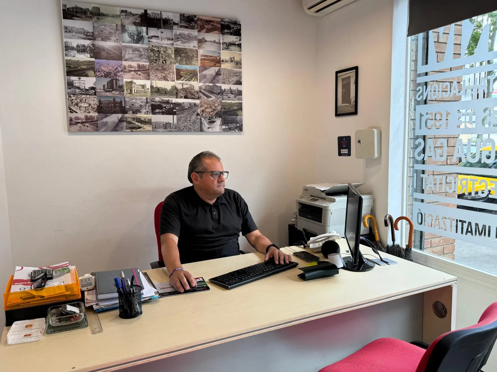 Roger Menescal treballant al despatx del taller de Barcelona